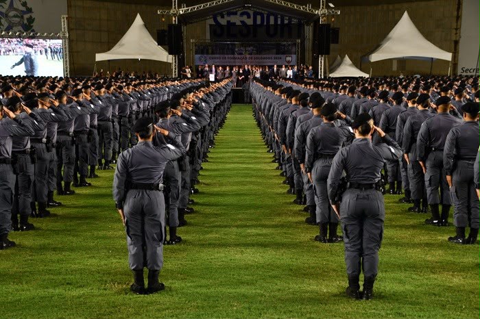 Formação de soldados da Polícia Militar em cerimônia